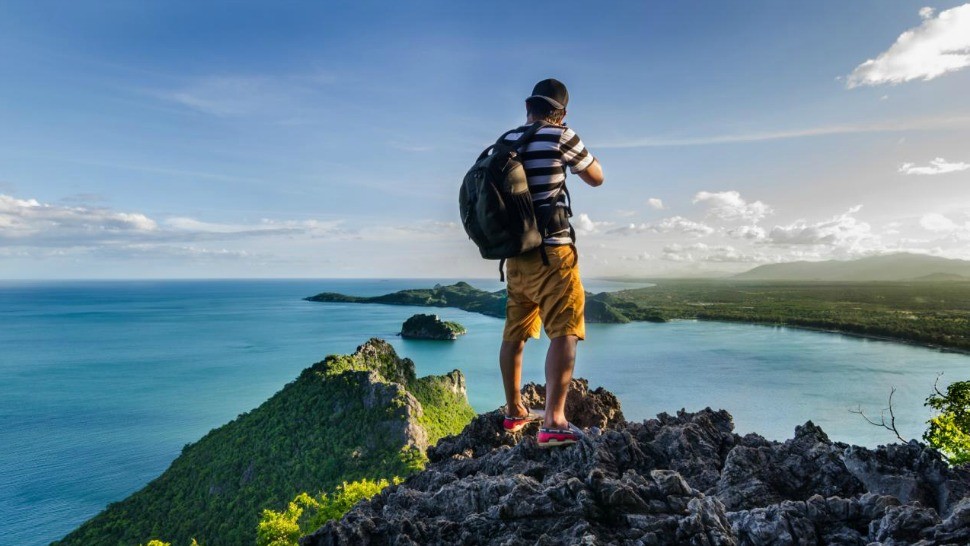 Traveler 4. Горы и море с путешественниками. Solo Travel. Красивый парень спиной путешественник в море яхты. Viaggiare.