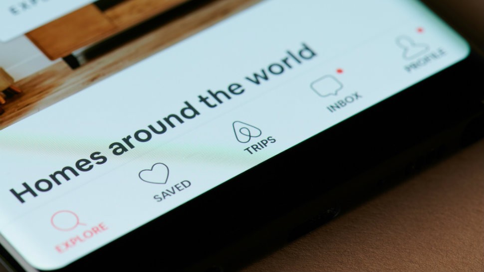 How to detect hidden cameras in Vrbo, Airbnb and vacation rentals