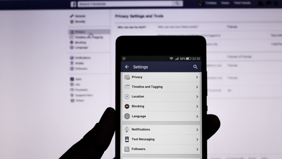 How to Jump to a Year on Facebook: Mobile and Desktop