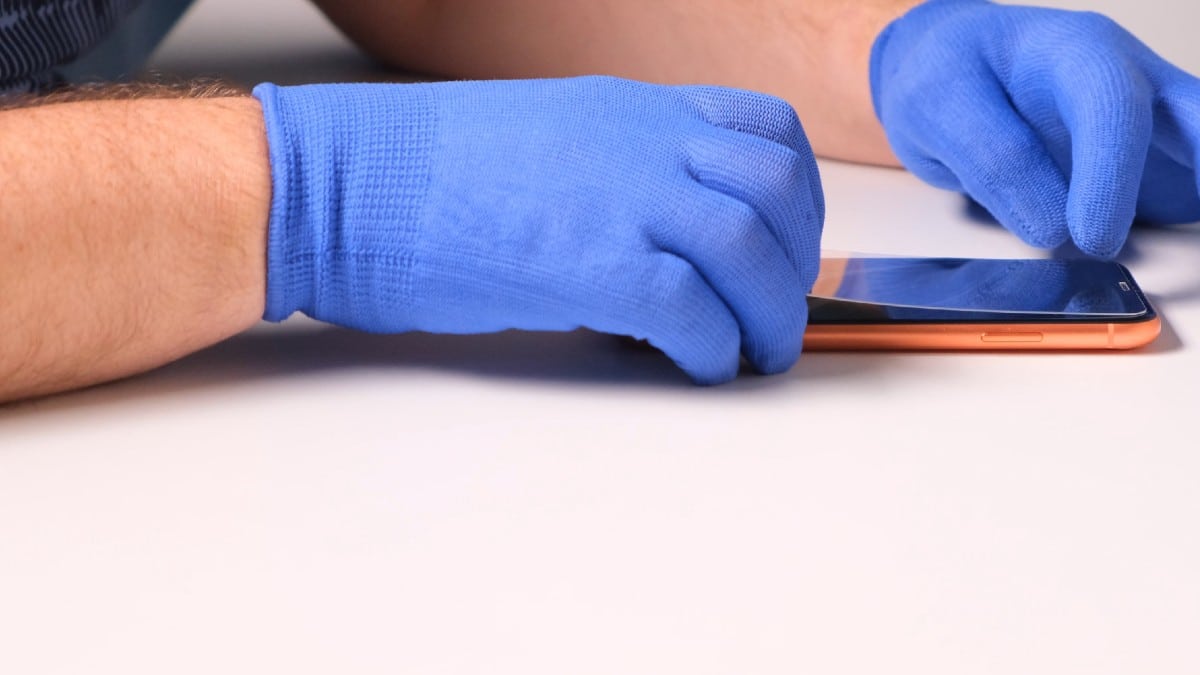 Here's the best way to install a screen protector on your phone